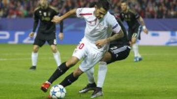 Vitolo defendido por un defensa de la Juve.