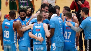 LUGO, 08/02/2025.- Los jugadores del CB Breogán celebran su victoria tras el encuentro de la Liga Endesa entre CB Breogán y Unicaja Málaga, este sábado en el Pazo dos Deportes de Lugo. EFE/ Eliseo Trigo