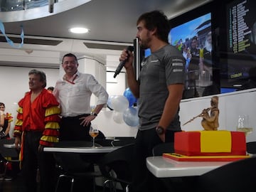 La fiesta del 36 cumpleaños de Alonso en Hungaroring