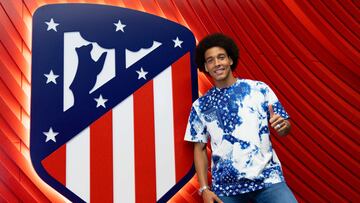 Witsel posa con el escudo del Atlético.