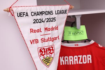 Detalle del banderín del partido y del brazalete de capitán de la UEFA Respect junto a la camiseta de Atakan Karazor, dentro del vestuario del VfB Stuttgart.