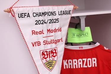 Detalle del banderín del partido y del brazalete de capitán de la UEFA Respect junto a la camiseta de Atakan Karazor, dentro del vestuario del VfB Stuttgart.