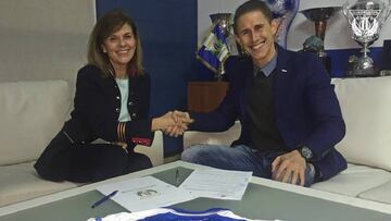Szymanowski, estrechando la mano con la presidenta del Leganés, Victoria Pavón.