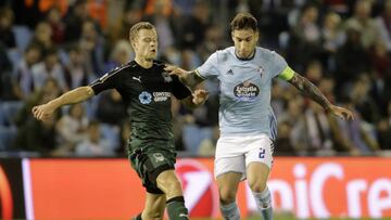 Hugo Mallo disputa un balón con Claesson.