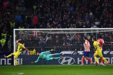 0-1. Jan Oblak en el primer gol que marcó Paco Alcácer.