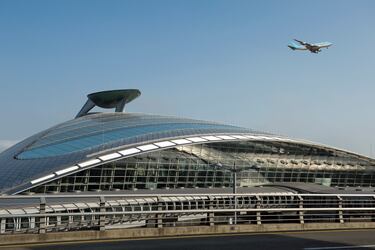 Se inauguró en el año 2001 sobre una superficie artificial de tierra entre las islas Yeongjong y Yongyu. Gracias al diseño de la cubierta de vidrio se consigue un edificio eficiente energéticamente, donde los la luz natural invade los espacios.