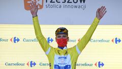 Rzeszow (Polonia), 08/11/2021.- El líder de la general, el ciclista portugués Joao Almeida de Deceuninck-Quick Step celebra en el podio tras la tercera etapa de la 78a carrera ciclista Tour de Pologne 2021 a lo largo de 226 km, de Sanok a Rzeszow, en Rzeszow, sureste de Polonia, 11 de agosto de 2021. (Ciclismo, Polonia) EFE / EPA / Darek Delmanowicz POLONIA OUT