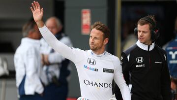 Jenson Button saluda al público inglés durante la calificación del GP de Gran Bretaña.