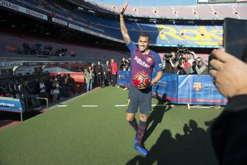 El defensa central colombiano de 26 años llega cedido, con opción a compra, procedente del Valencia. Primer fichaje de invierno para el FC Barcelona.