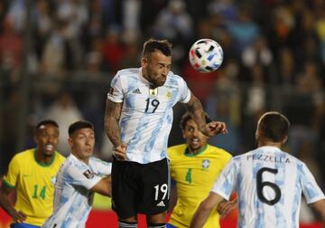 16 November 2021, Argentina, San Juan: Argentina's Nicolas Otamendi (C) in action during the 2022 FIFA World Cup qualifiers soccer match between Argentina and Brazil at San Juan del Bicentenario Stadium. Photo: Gustavo Ortiz/dpa