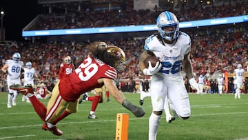 SANTA CLARA, CALIFORNIA - DECEMBER 30: Jahmyr Gibbs #26 of the Detroit Lions scores a rushing touchdown past Talanoa Hufanga #29 of the San Francisco 49ers during the fourth quarter at Levi's Stadium on December 30, 2024 in Santa Clara, California. Ezra Shaw/Getty Images/AFP (Photo by EZRA SHAW / GETTY IMAGES NORTH AMERICA / Getty Images via AFP)