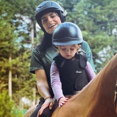 La razón por la que Aislinn Derbez empezó a tomar clases de equitación con su hija