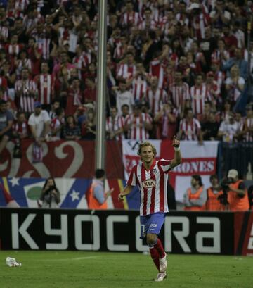 El uruguayo Diego Forlán marca un gol al Almería en el Vicente Calderón y se convierte en el primer y único Bota de Oro de la historia del club con 32 goles.