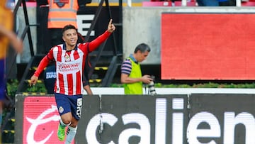 AME1874. GUADALAJARA (MÉXICO), 08/07/2023.- Fernando Beltrán del Guadalajara celebra hoy tras anotar contra el San Luis, durante un partido por la jornada 2 del torneo Apertura 2023 de la Liga MX, en el Estadio Akron en Guadalajara, Jalisco (México). EFE/ Francisco Guasco