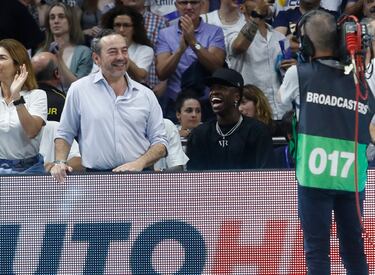 Los jugadores del Real Madrid celebran la victoria y la clasificación a la Final Four de la Euroliga. En la imagen Vinicius Junior.