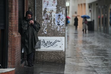 Transeúntes por céntricas calles de Sevilla se protegen de la lluvia que la borrasca 'Leonardo' deja a su paso por Sevilla.