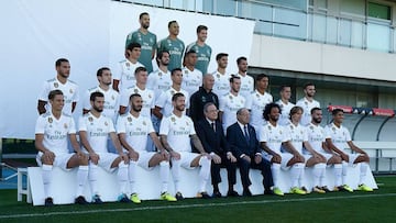 En la fila superior, de izquierda a derecha: Casilla, Keylor y Luca Zidane. Segunda fila: Vallejo, Isco, Casemiro, Asensio y Ceballos. Tercera fila: Theo, Kovacic, Kroos, Cristiano, Zidane, Bale, Varane, Lucas Vázquez y Borja Mayoral. Fila inferior: Marcos Llorente, Nacho, Benzema, Ramos, Florentino, Gento, Marcelo, Modric, Carvajal y Achraf.