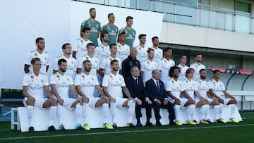 En la fila superior, de izquierda a derecha: Casilla, Keylor y Luca Zidane. Segunda fila: Vallejo, Isco, Casemiro, Asensio y Ceballos. Tercera fila: Theo, Kovacic, Kroos, Cristiano, Zidane, Bale, Varane, Lucas V&aacute;zquez y Borja Mayoral. Fila inferior: Marcos Llorente, Nacho, Benzema, Ramos, Florentino, Gento, Marcelo, Modric, Carvajal y Achraf.