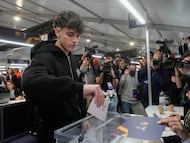 BARCELONA, 15/03/2026.- El jugador del Elche Héctor Fort, cedido por el Barcelona, vota en las elecciones en FC Barcelona, este domingo. Un total de 114.504 socios llamados a las urnas y dos candidatos: el abogado Joan Laporta i Estruch (Barcelona, 29 junio de 1962) y el empresario Víctor Font i Manté (Granollers, 12 agosto de 1972) para determinar quién será el presidente del FC Barcelona para los próximos cinco años, en una escena en la que todos los focos iluminan al último presidente. EFE/Enric Fontcuberta