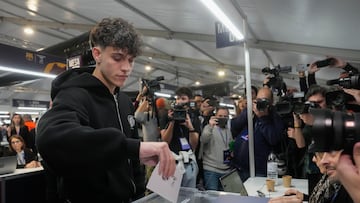 BARCELONA, 15/03/2026.- El jugador del Elche Héctor Fort, cedido por el Barcelona, vota en las elecciones en FC Barcelona, este domingo. Un total de 114.504 socios llamados a las urnas y dos candidatos: el abogado Joan Laporta i Estruch (Barcelona, 29 junio de 1962) y el empresario Víctor Font i Manté (Granollers, 12 agosto de 1972) para determinar quién será el presidente del FC Barcelona para los próximos cinco años, en una escena en la que todos los focos iluminan al último presidente. EFE/Enric Fontcuberta