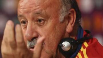 El seleccionador español, Vicente del Bosque, habla en rueda de prensa en Donetsk, Ucrania, hoy viernes 22 de junio de 2012. España se enfrenta a Francia el sábado 23 de junio en partido de cuartos de final de la Eurocopa 2012.