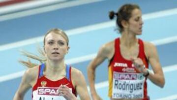 Alminova, en primer plano, y Natalia Rodríguez durante la disputa de la prueba