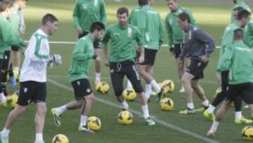La plantilla del Betis se ejercita en la ciudad deportiva.