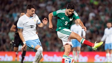 MEX8759. TORREÓN (MÉXICO), 15/11/2025.- Raul Jiménez (d) de México disputa un balón con Joaquín Piquerez (i) de Uruguay este sábado, durante un partido amistoso entre Uruguay y México en el estadio Corona en Torreón (México). EFE/ Antonio Ojeda