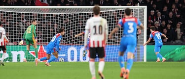 El delantero argentino anotó su cuarto gol en esta edición de la Champions League.








