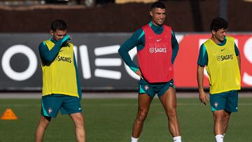 Oeiras (Portugal), 04/09/2024.- Cristiano Ronaldo (C), Joao Neves, and Bernardo Silva (L) of Portugal attend a training session in Oeiras, Portugal, 04 September 2024. Portugal will play against Croatia on 05 September and Scotland on 08 September in the UEFA Nations League. (Croacia) EFE/EPA/JOSE SENA GOULAO
