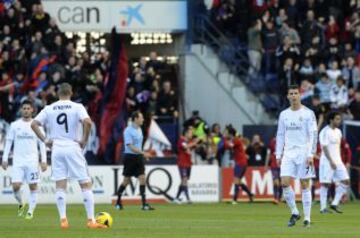 Los jugadores del Real Madrid tras encajar el primer gol del encuentro.