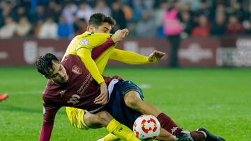 PONTEVEDRA (GALICIA), 04/12/2024.- Samuel Mayo (abajo) del Pontevedra disputa un balón ante Santiago Comesaña del Villarreal, durante el encuentro correspondiente a la segunda ronda de la Copa del Rey que disputan este miércoles el Pontevedra y el Villarreal CF en el Estadio Municipal de Pasarón, en Pontevedra. EFE/ Lavandeira Jr