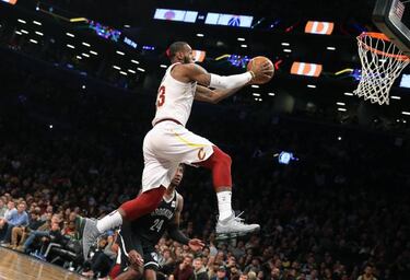 LeBron becomes third player to score 2,000 points or more in 10 straight seasons