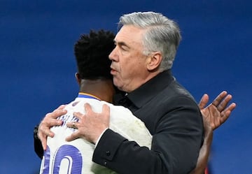 Vinicius se abraza con Ancelotti en el Madrid-Alavés.