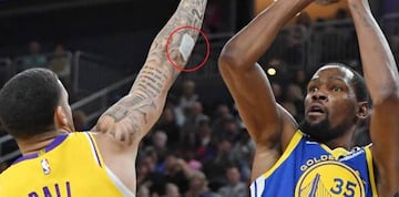 Lonzo Ball, con una tirita para tapar el tatuaje.