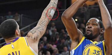 Despus de J.R. Smith... La NBA tambin obliga a Lonzo Ball a cubrirse un tatuaje publicitario