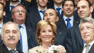 La presidenta de la Comunidad de Madrid recibió al Atlético de Madrid de Balonmano como campeón de la Copa del Rey.