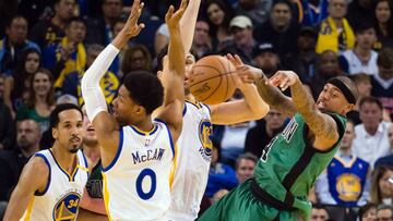 Isaiah Thomas dobla el bal&oacute;n ante la defensa de Patrick McCaw y Zaza Pachulia.