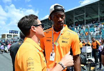 Jimmy Butler visita la parrilla de la F1 en el circuito de Miami.