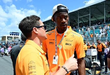Jimmy Butler visita la parrilla de la F1 en el circuito de Miami.