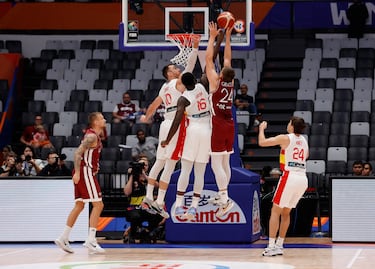 Andrejs Grazulis trata de anotar ante la defensa de Usman Garuba y Víctor Claver.