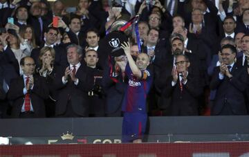 GRAF9530. BARCELONA, 21/04/2018.- El capitán del FC Barcelona, Andrés Iniesta, levanta el trofeo que les acredita ganadores de la Copa del Rey tras derrotar al Sevilla por 5-0 en el encuentro que han disputado esta noche en el estadio Wanda Metropolitano,