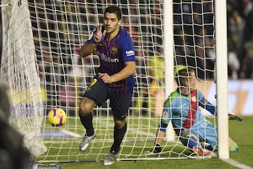 2-3. Luis Suárez  celebró el tercer gol.