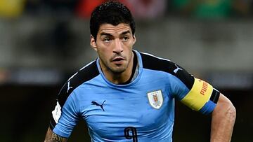 Uruguay 2 Czech Republic 0: Suarez scores 50th international goal