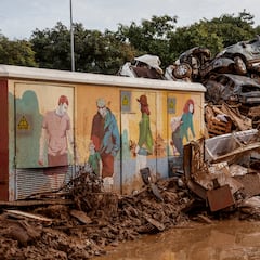 ¿Por qué aún no se han limpiado las calles ni los coches de los pueblos de Valencia afectados por la DANA?