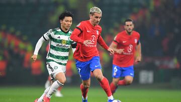 Atletico Madrid's French striker #07 Antoine Griezmann (C) controls the ball during the UEFA Champions League group E football match between Celtic and Atletico Madrid at Celtic Park stadium in Glasgow, Scotland, on October 25, 2023. (Photo by ANDY BUCHANAN / AFP)