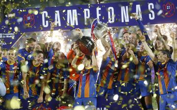 Las jugadoras del Barcelona celebran la Copa de la Reina. 