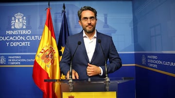 GRAF9613. MADRID, 13/06/2018.- El ministro de Cultura, M&aacute;xim Huerta, anuncia su dimisi&oacute;n durante su comparecencia esta tarde en la sede del ministerio, tras conocerse que defraud&oacute; a Hacienda 218.000 euros y que ha debido abonar por ello 366.000 euros. El ministro ha sido titular de la cartera de Cultura apenas una semana, ya que prometi&oacute; su cargo el pasado jueves, 7 de junio. EFE/Rodrigo Jim&eacute;nez