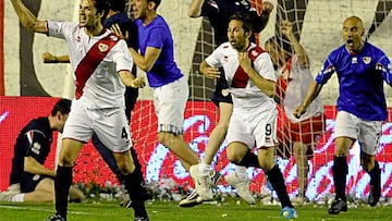 Raúl Tamudo celebra el gol de la salvación para el Rayo.
