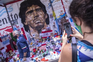   La paternal, un barrio en pleno centro de Buenos Aires, es donde ese sitúa la 'Casa de Dios'. Argentinos Juniors regaló a Maradona por la firma de su primer contrato en 1978 una casa en dicho barrio. Diego estuvo viviendo únicamente dos años pero aún se mantiene intacta desde aquellos tiempos. Actualmente, y tras la suerte del astro argentino, se ha convertido en un museo en honor al '10'. 